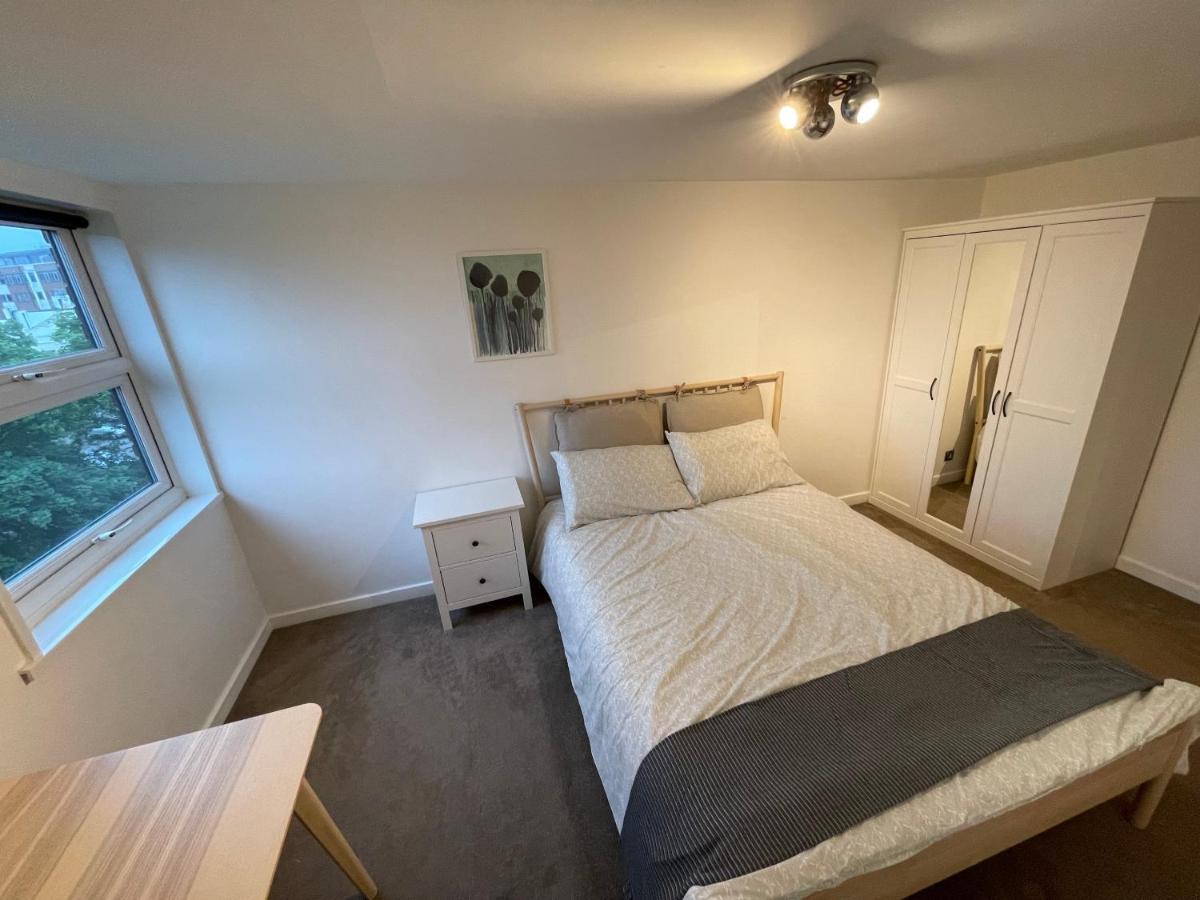 Spacious 2-Bedroom Flat Near Surbiton Station Exterior photo